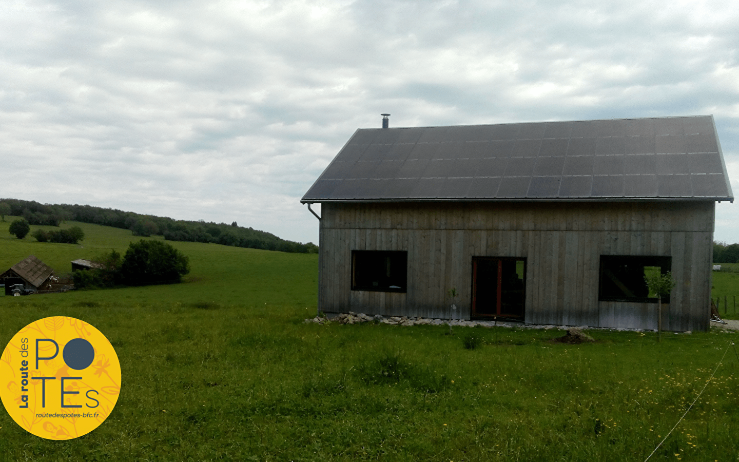 Een fotovoltaïsche centrale voor burgers op een voorbeeldgebouw voor een ambachtelijke activiteit