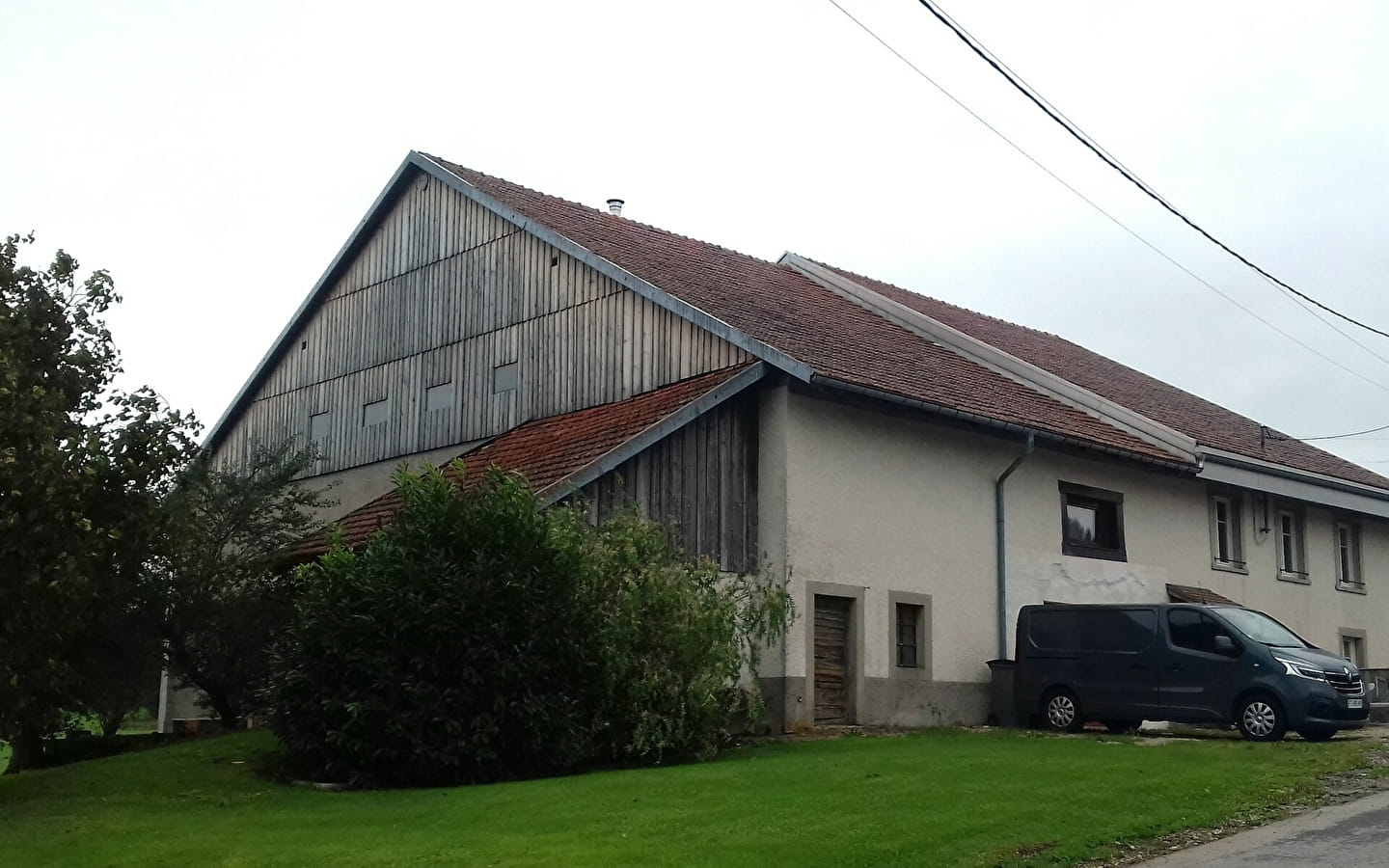 Bezoek aan een tot woonhuis gerestaureerde boerderij uit de Franche-Comté