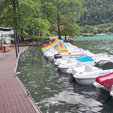 Pédalos sur le lac de Nantua