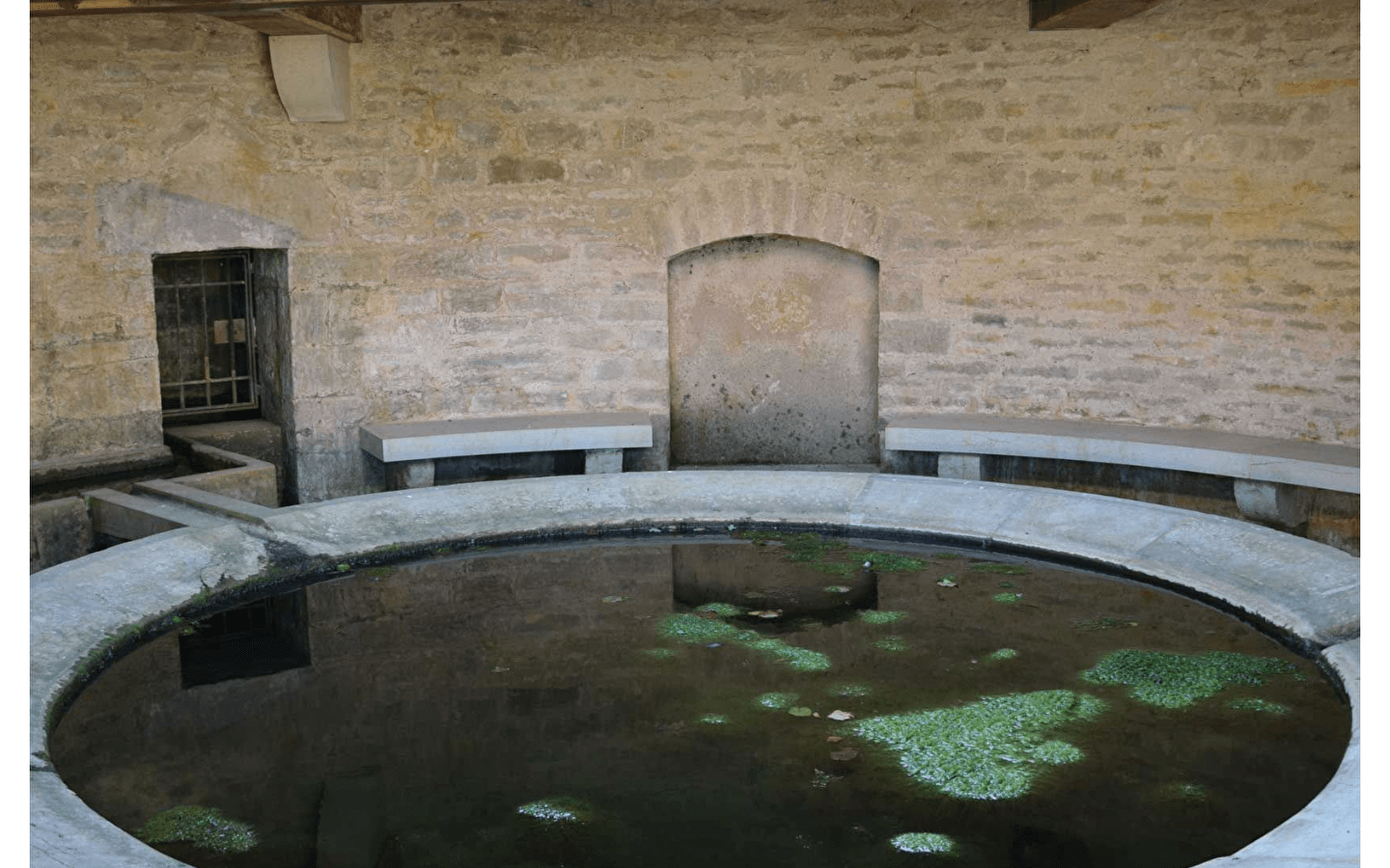 Bezoek aan het dorp La Tour de Scay en het washuis van Impluvium