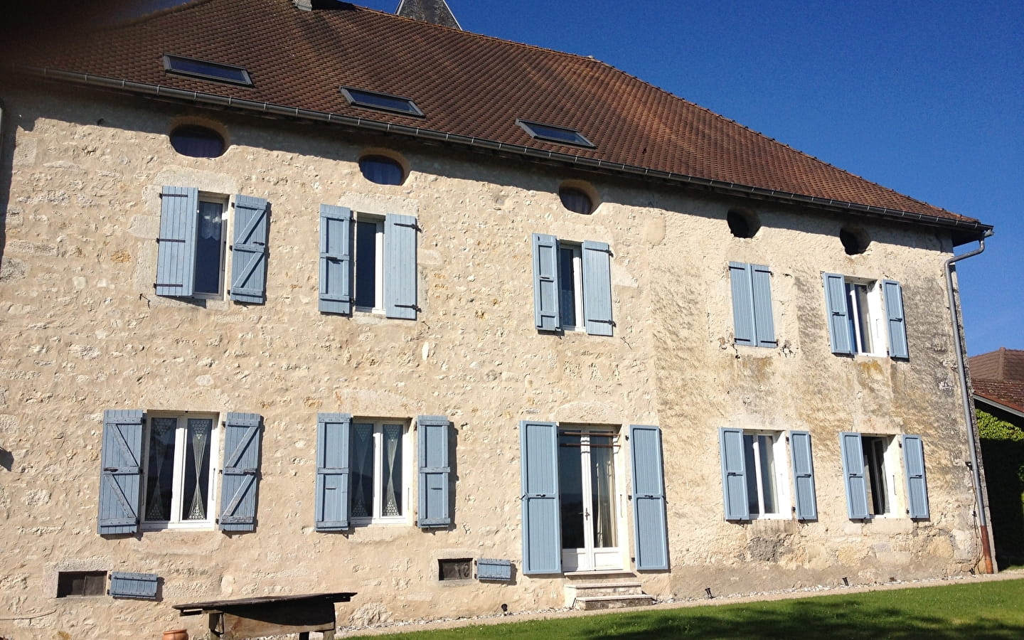 Gîtes des Pierres Levées - côté cour et côté jardin