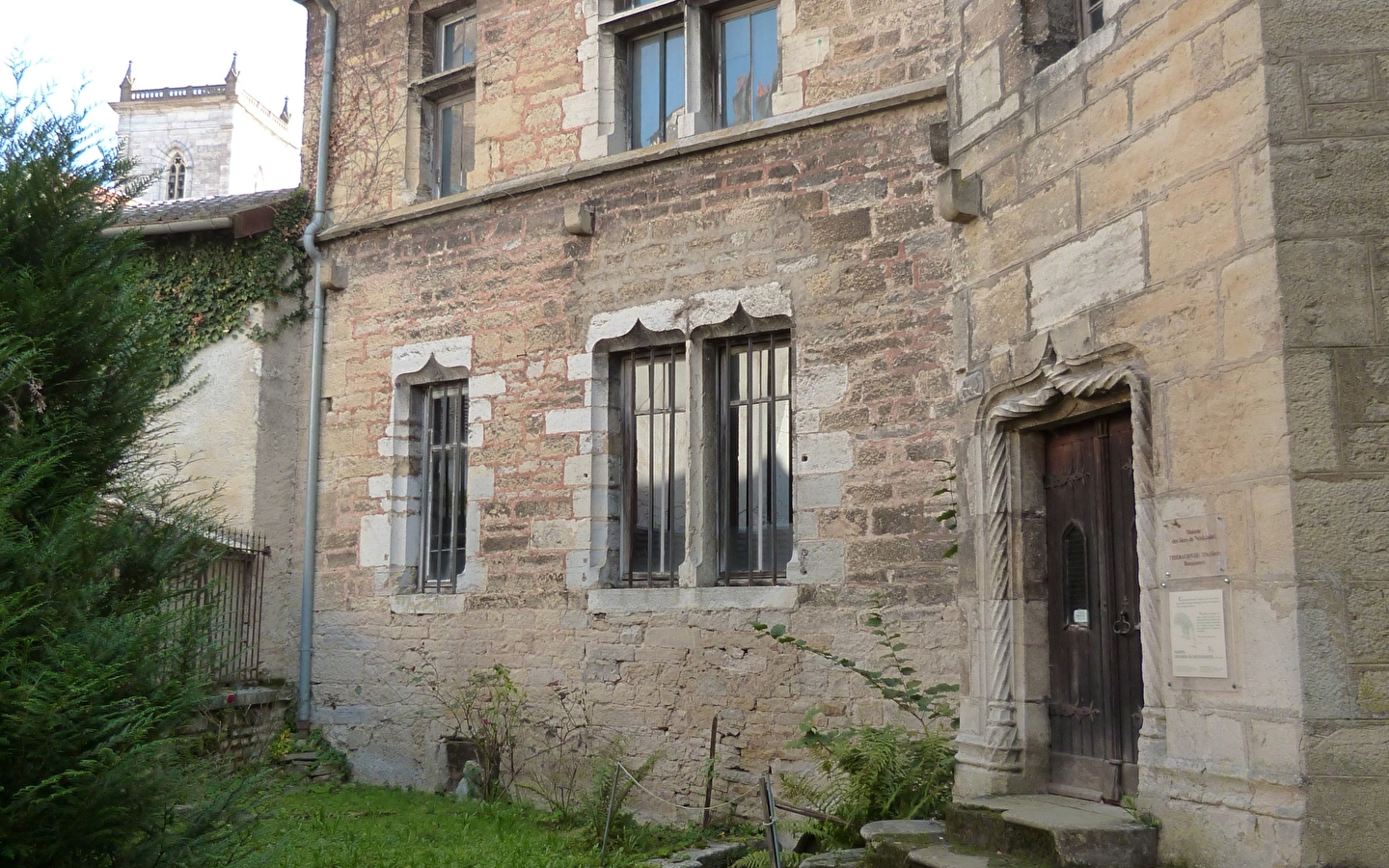 Visite guidee estivale de la maison des sires de neufchatel