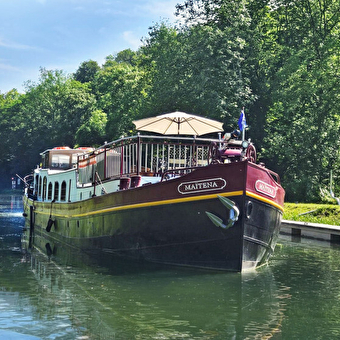 Minicruise rond Dole: luxe en rust op een privéschip -