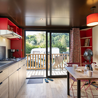 Roulottes en bois au Camping Huttopia Divonne - DIVONNE-LES-BAINS