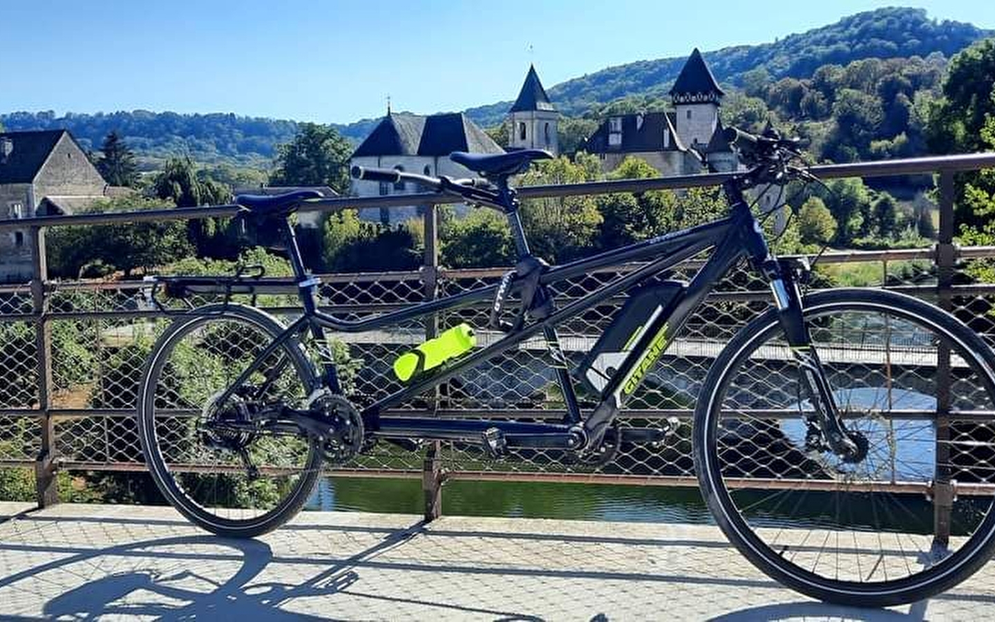 Op Courbets land op een elektrische tandem