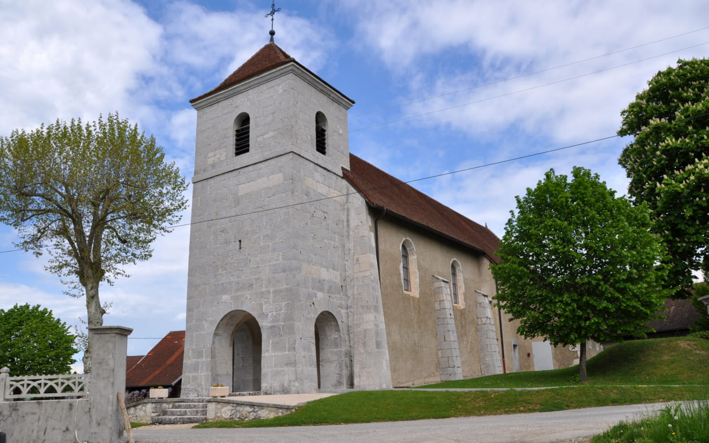 Eglise de Corbonod - Croix près de l'église à Corbonod