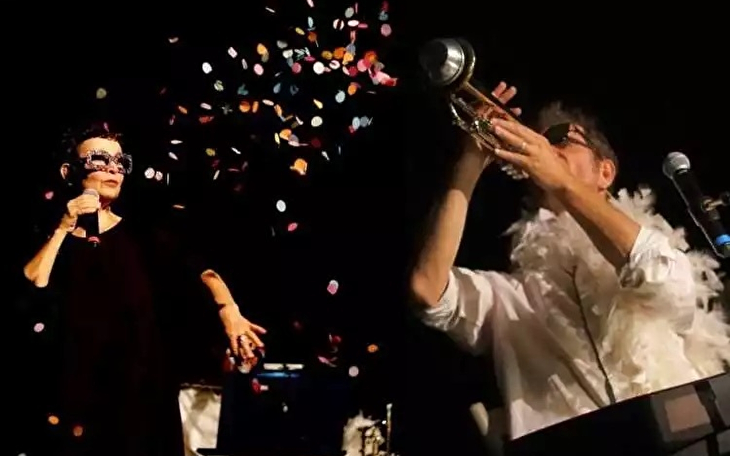 Klein duo voor groot scherm