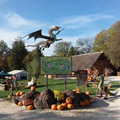 Halloween in Dino-Zoo - Draak en Halloween-schepsel 