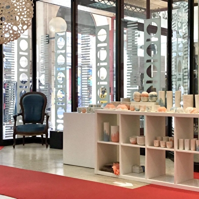 Decoratie op ruw porselein