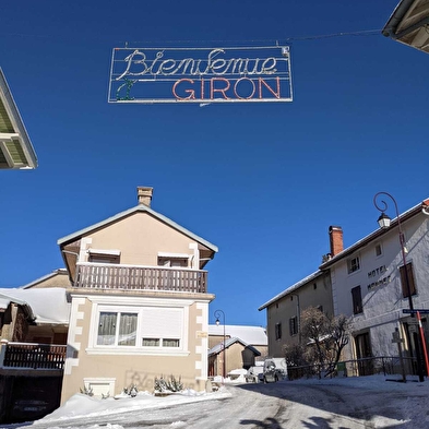 Giron 1000 station et village