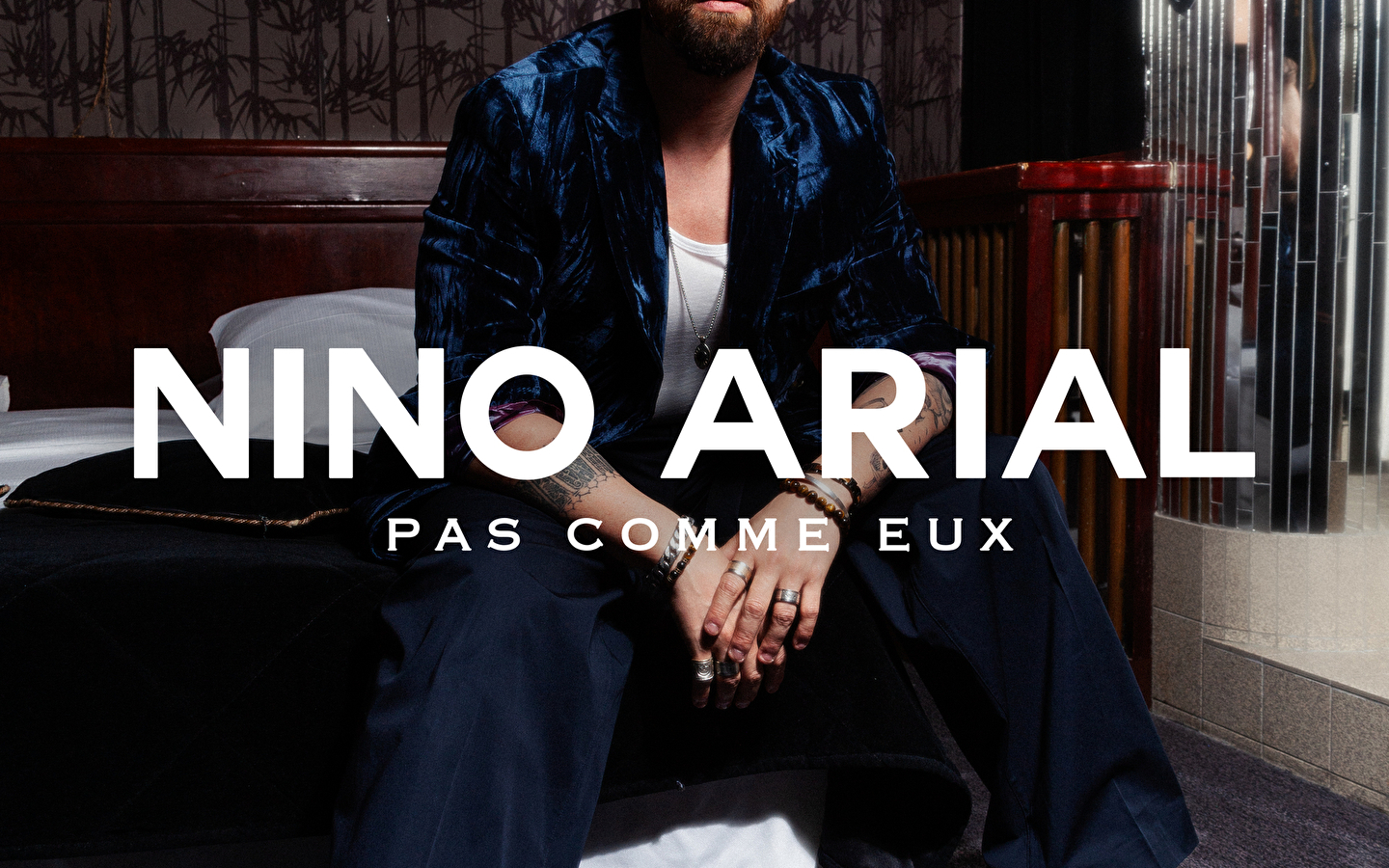 'Pas comme eux' door Nino Arial