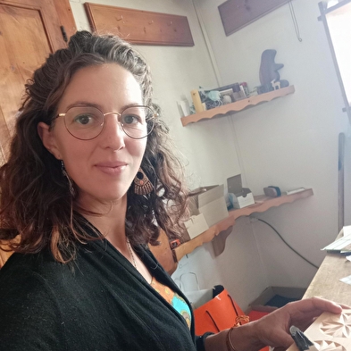 Scintiller au fil des saisons : initiation à la sculpture au couteau et vente d'objets en bois sculpté