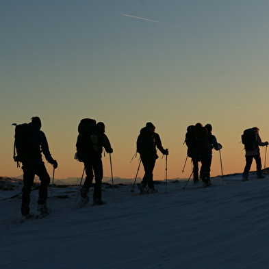 Sneeuwschoenwandelen in de vrije natuur van de Zwitserse Jura