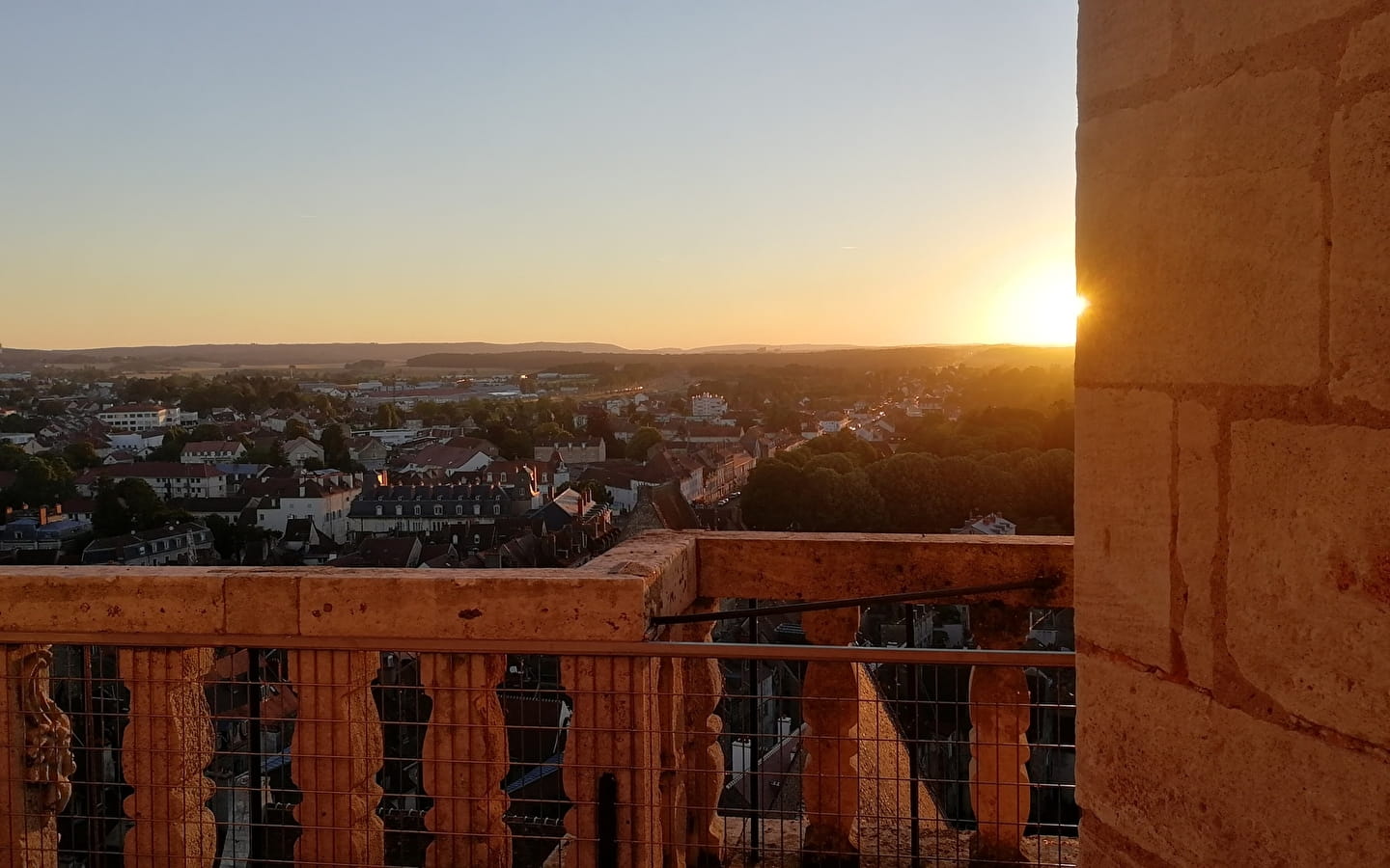 Klim naar de klokkentoren van de Collegiale Kerk - Zonsondergang