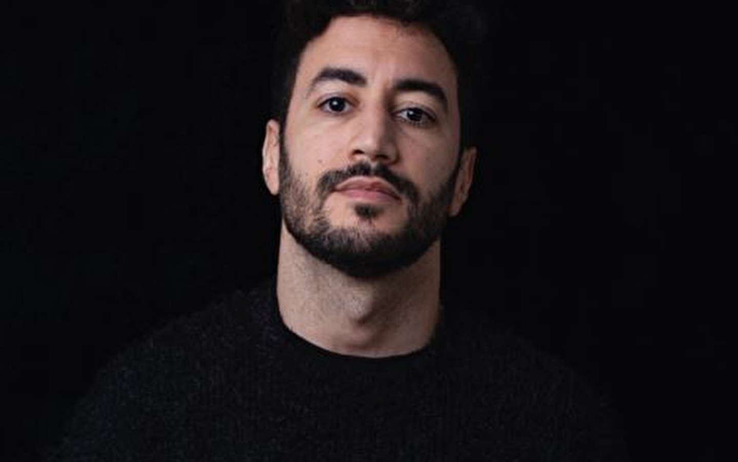 Akim Omiri tijdens een concert