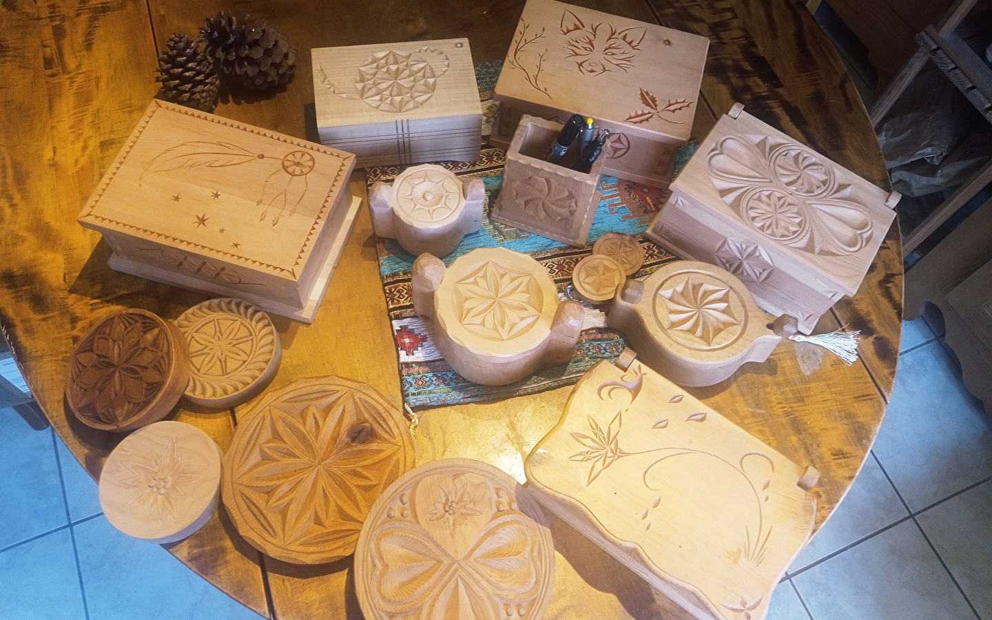 Scintiller au fil des saisons : initiation à la sculpture au couteau et vente d'objets en bois sculpté