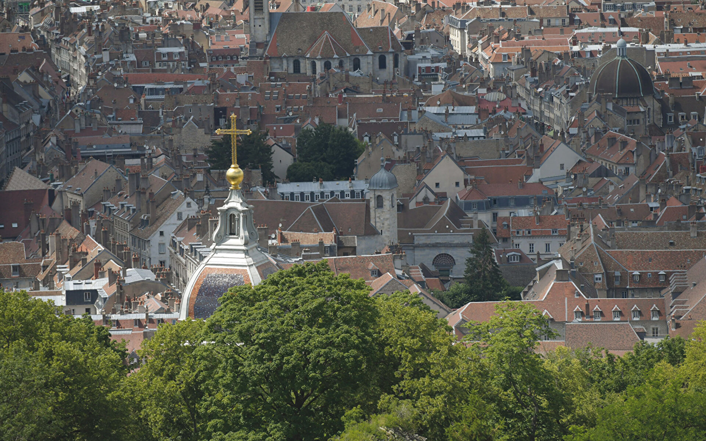 Op het geluid van de klokkentorens van Besançon
