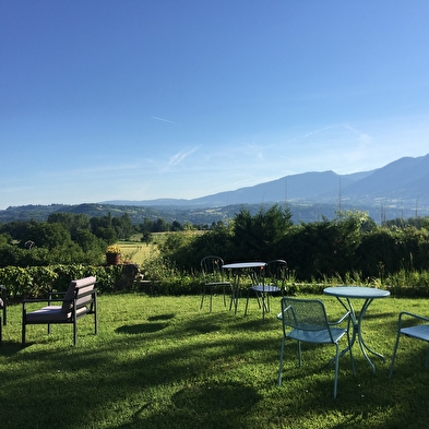 Gîtes des Pierres Levées - côté cour et côté jardin