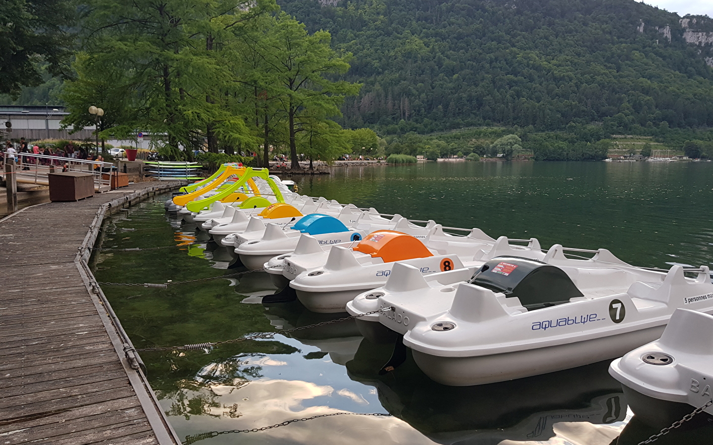 Pédalos sur le lac de Nantua